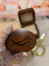Engraving the name on the wedding ring box
