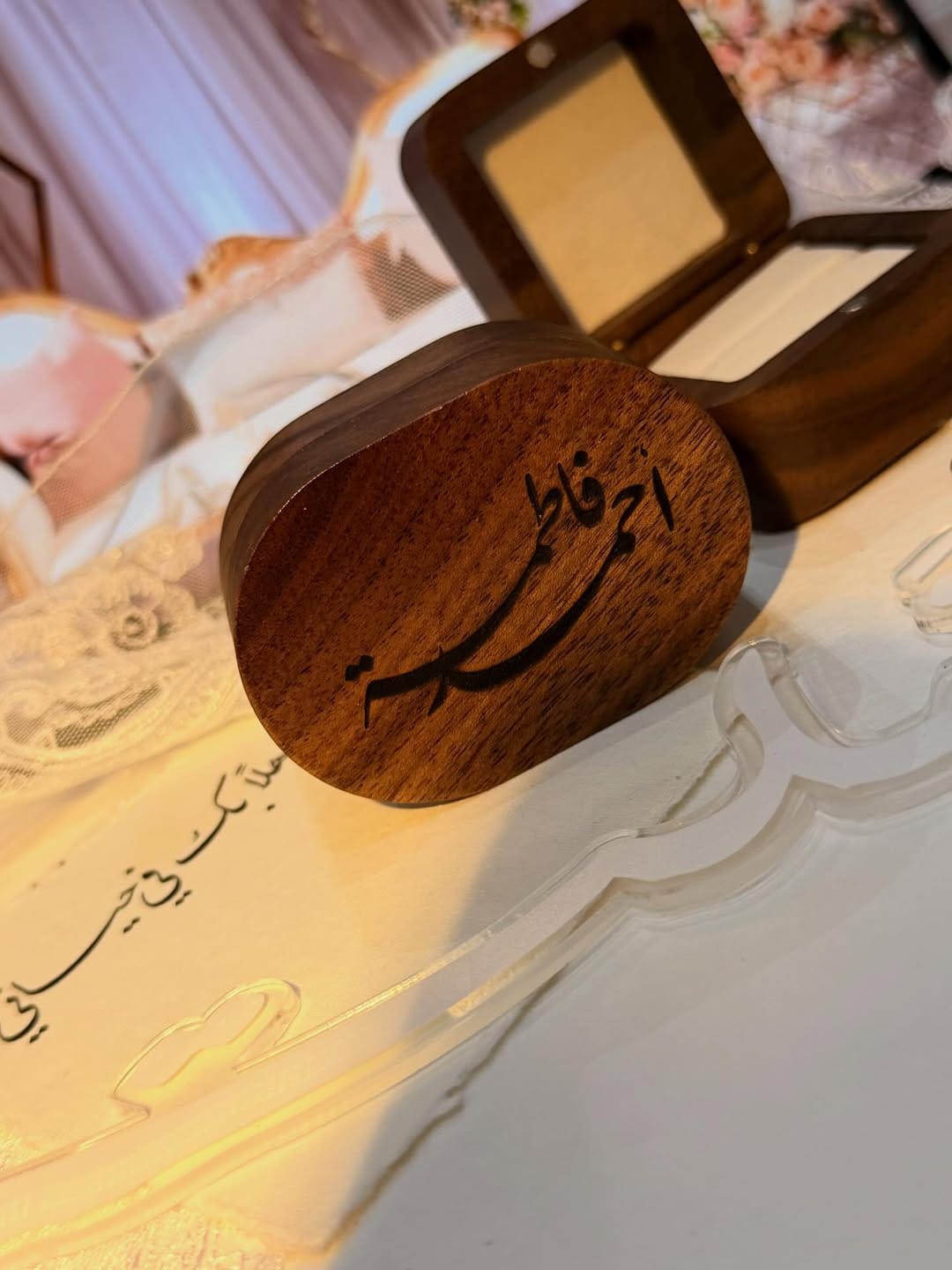 Engraving the name on the wedding ring box