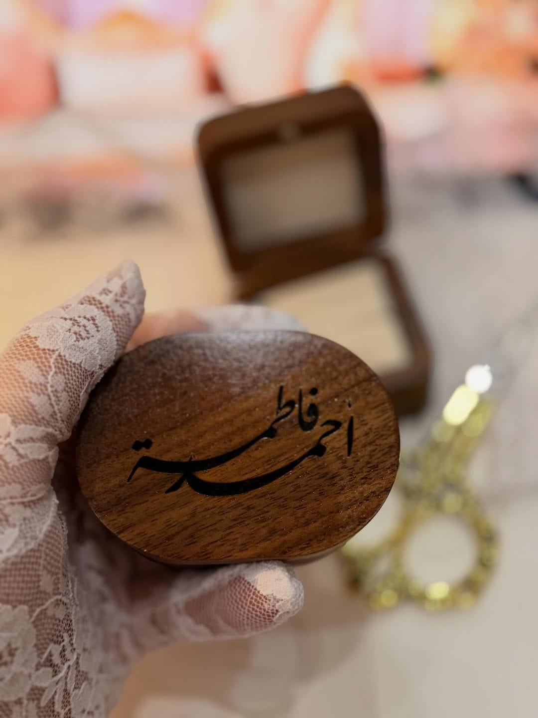Engraving the name on the wedding ring box