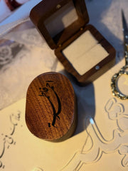 Engraving the name on the wedding ring box